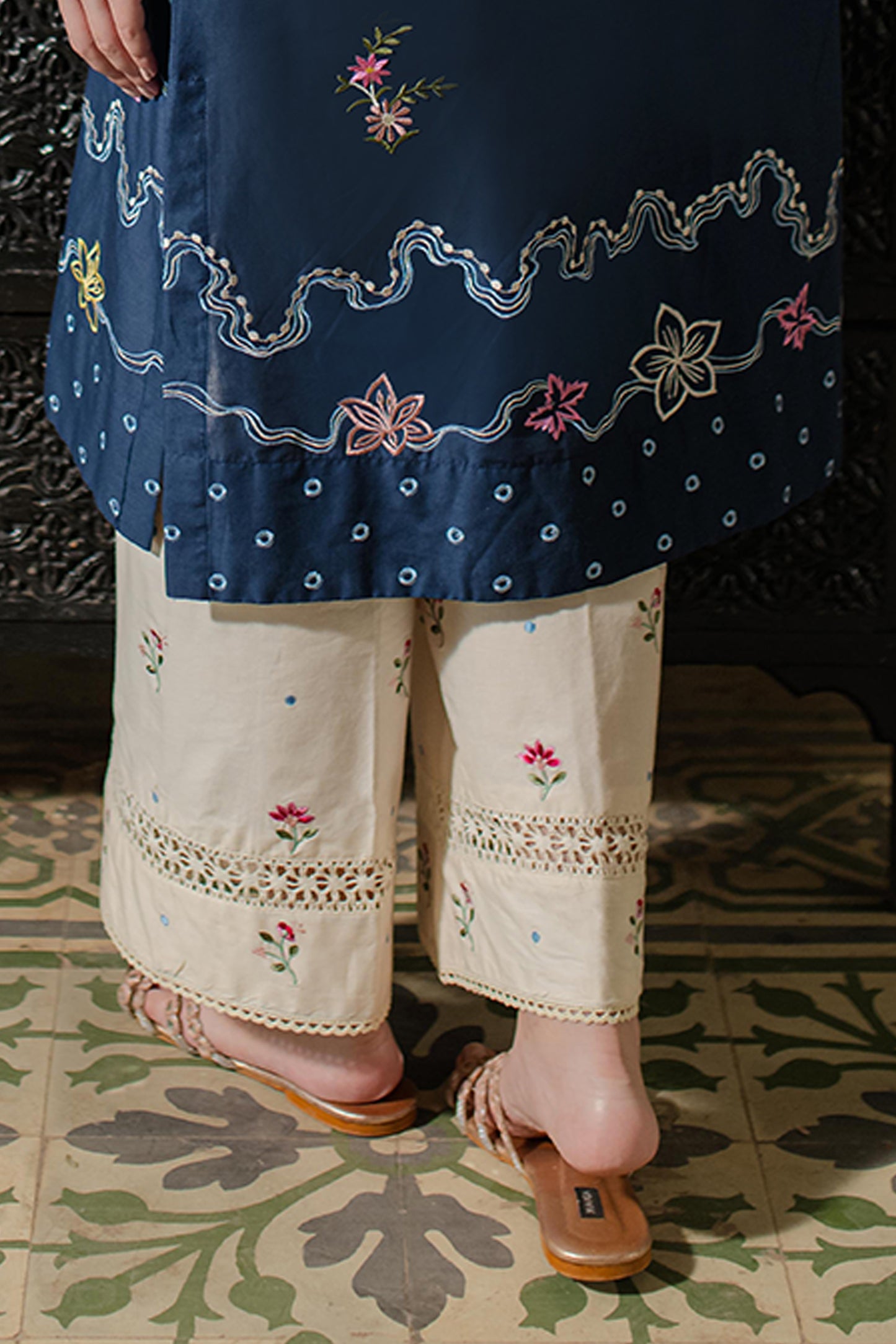 FLORAL EMBROIDERED IZAAR