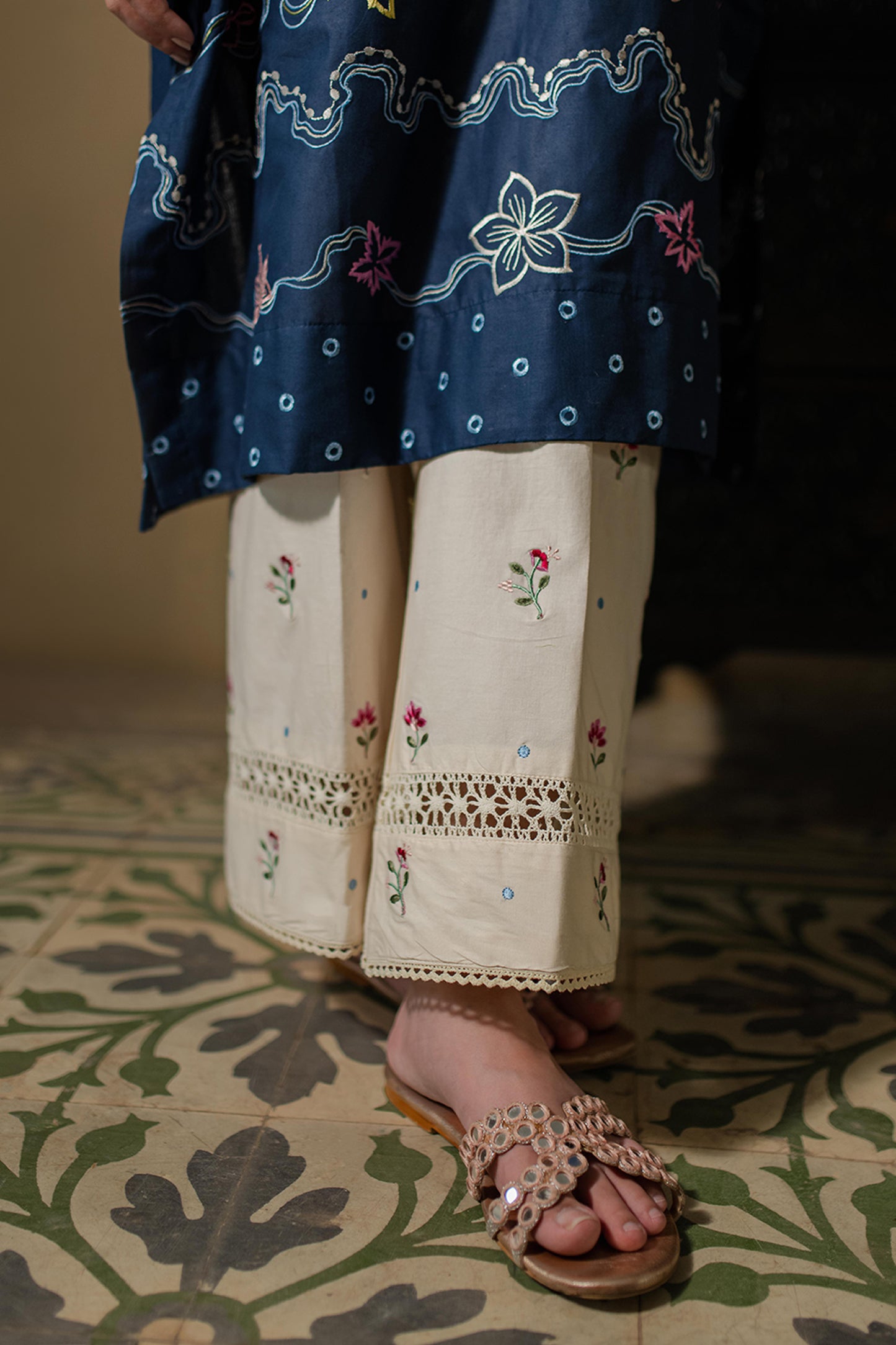 FLORAL EMBROIDERED IZAAR