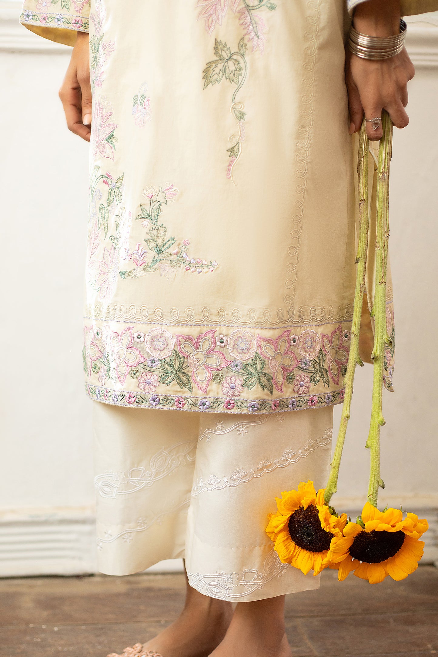 CREAM EMBROIDERED KURTA